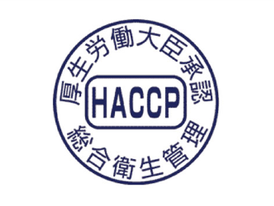 シャツを着た男性が採寸されている