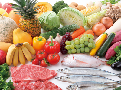 職人が裁縫の作業をしている