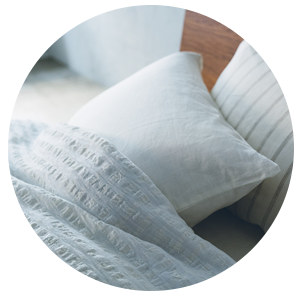 シャツを着た男性にスタッフが採寸